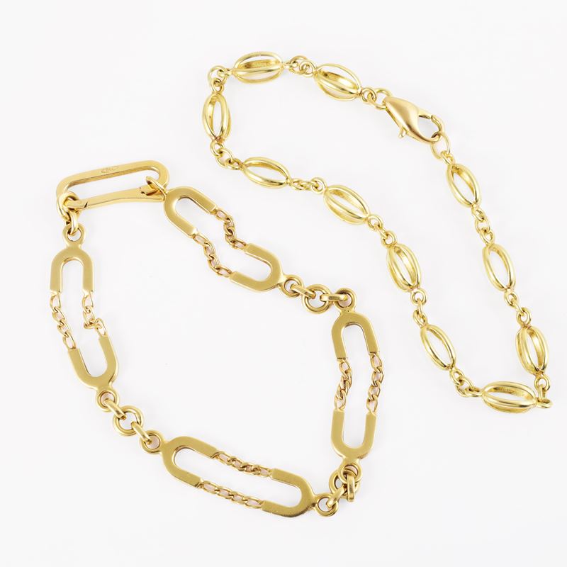 Due bracciali in oro giallo, peso complessivo 23,6 g