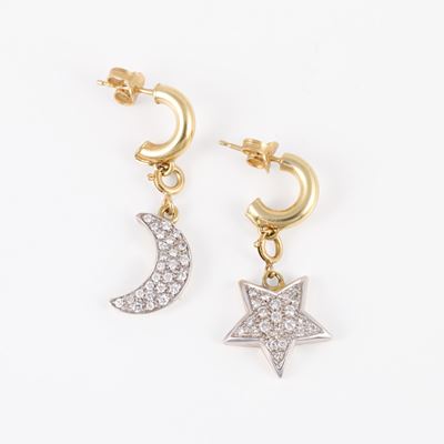 Orecchini in oro giallo con pendenti in oro giallo e bianco, decorati con brillanti