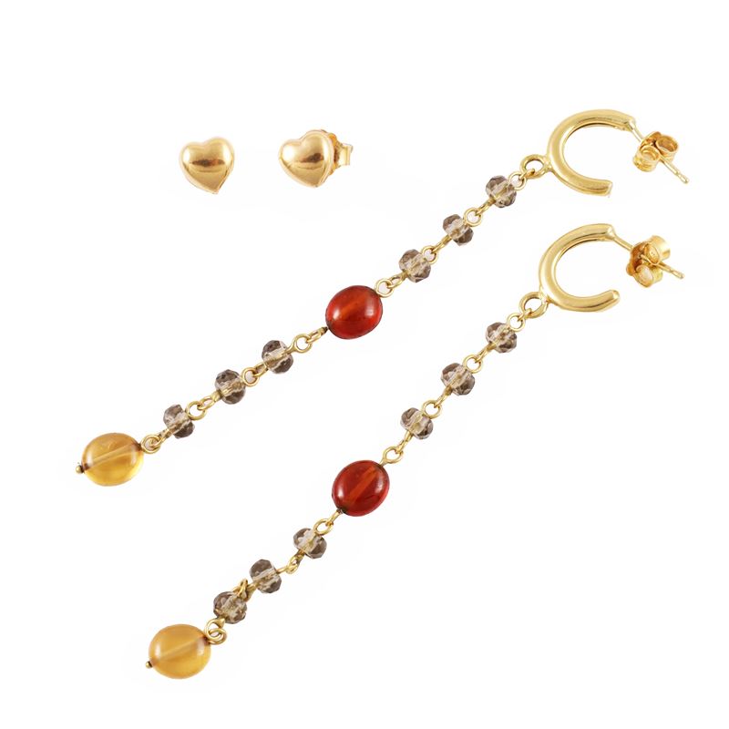 Orecchini in oro giallo con ciondoli a forma di cuore e catene con quarzi