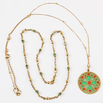 Collana in oro giallo con pendente a rosone in smalto 'plique-à-jour' e smeraldi