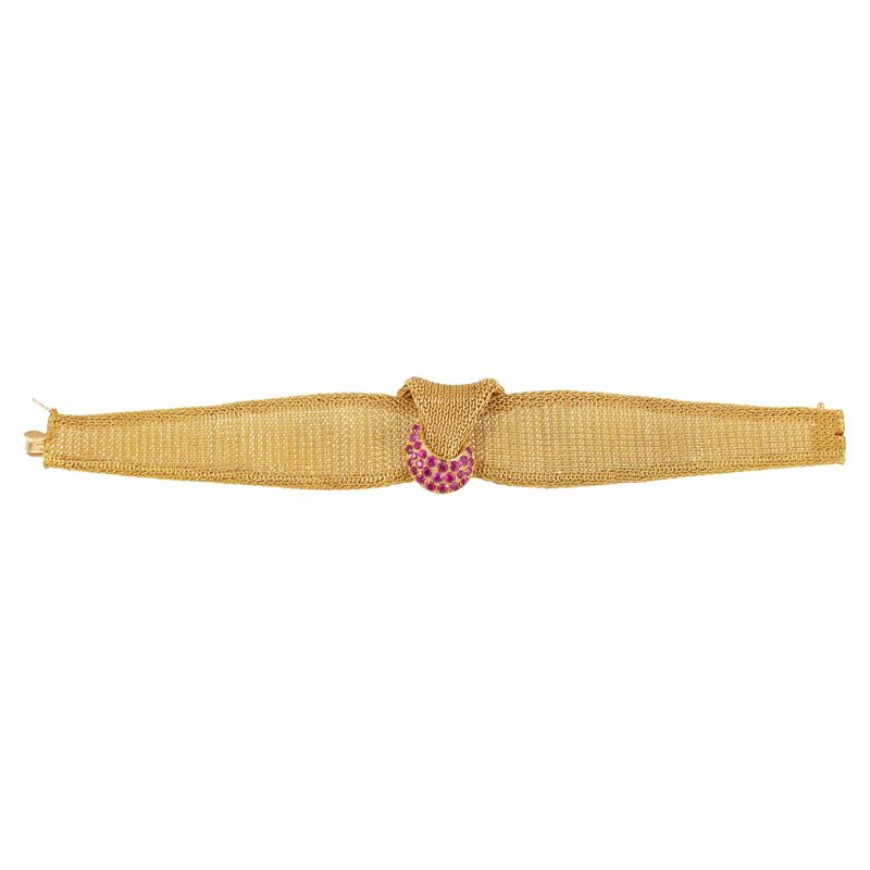 Bracciale a maglia morbida in oro giallo con nodo centrale ornato da pavé di rubini
