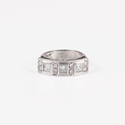 Anello in oro bianco con diamanti taglio princess
