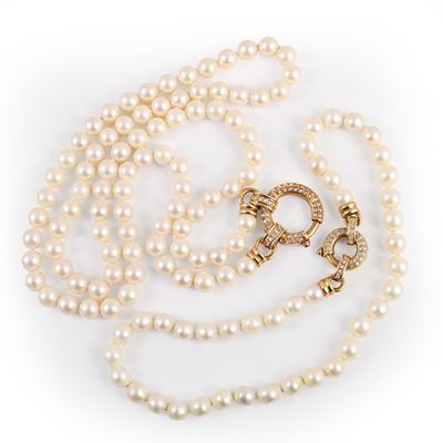 Due collane di perle: perle coltivate e perle d'acqua dolce con fermagli in oro giallo