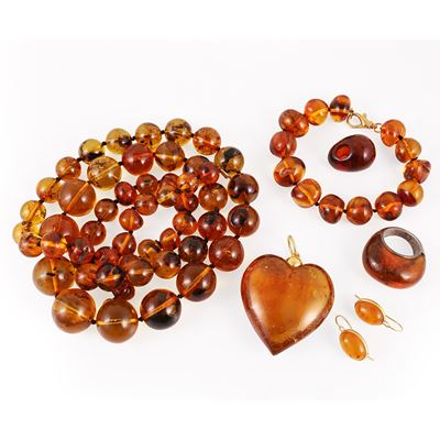 Gioielli in ambra, collana e bracciale con chiusure in oro 18KT e 9KT, anello in argento 925/1000...