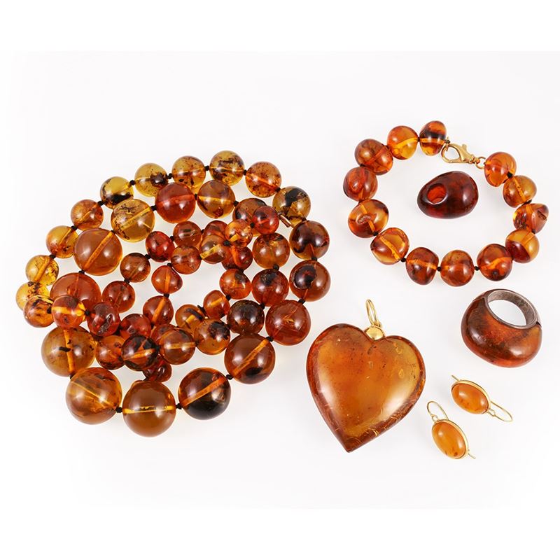 Gioielli in ambra, collana e bracciale con chiusure in oro 18KT e 9KT, anello in argento 925/1000...