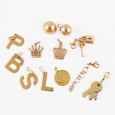 Set di dodici pendenti in oro, alcuni con brillanti