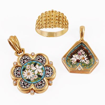 Oro giallo, Set di gioielli con pendenti in micromosaico e fede in filigrana