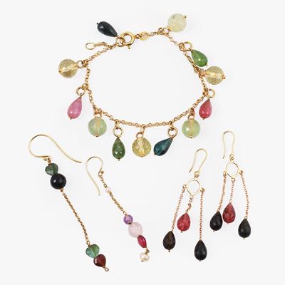 Composizione di gioielli, bracciale e due paia di orecchini con gemme