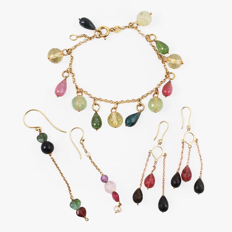 Composizione di gioielli, bracciale e due paia di orecchini con gemme