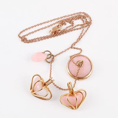 Catenina in oro 18KT con pendente circolare in quarzo e brillanti, insieme a tre pendenti in oro ...