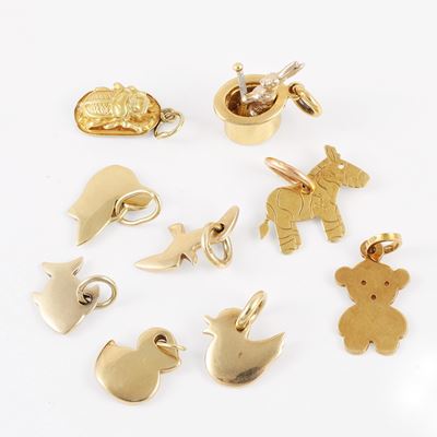 Nove pendenti 'animalier' in oro giallo, in totale gr. 17,8