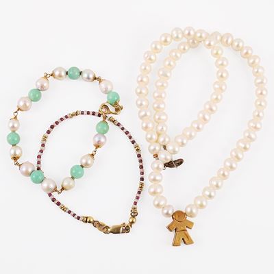 Set di gioielli con bracciali e collana, elementi in perle d'acqua dolce e pietre dure, montatura...