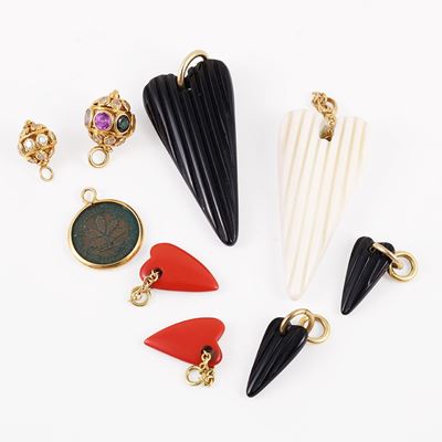Set di nove pendenti in oro 18KT e 9KT