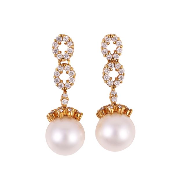 18KT GOLD EARRINGS SET WITH DIAMONDS AND CULTURED PEARLS