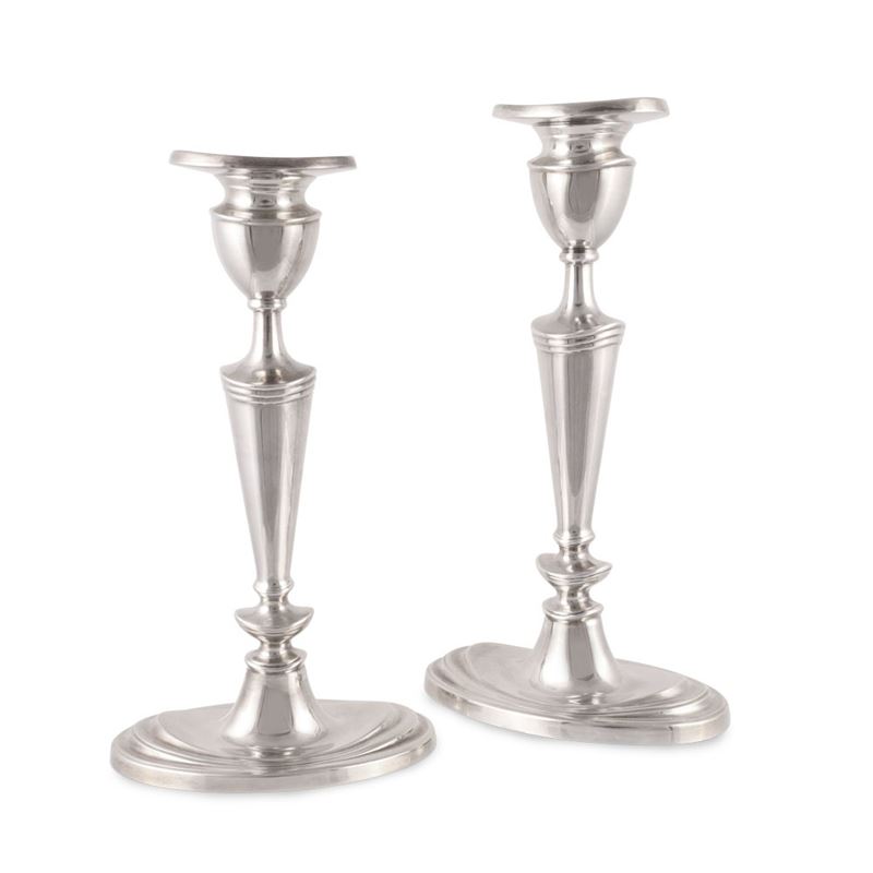 Candelieri in argento 800/1000, coppia con fusto troncoconico