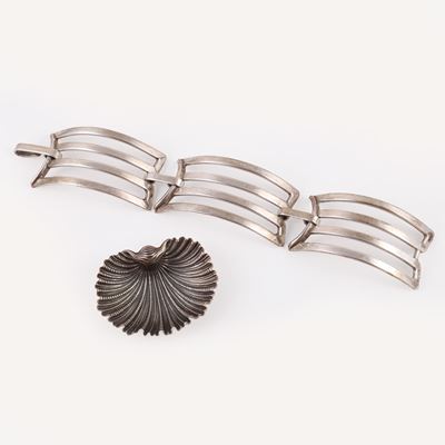 Gianmaria Buccellati, Ciotola a forma di conchiglia in argento 925/1000 e Merù, Bracciale semirig...