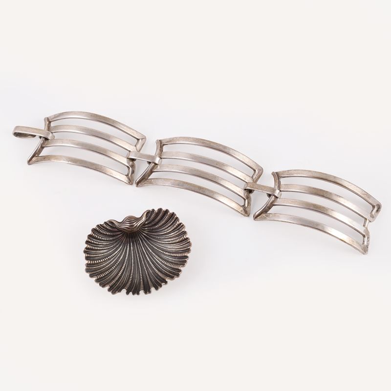 Gianmaria Buccellati, Ciotola a forma di conchiglia in argento 925/1000 e Merù, Bracciale semirig...