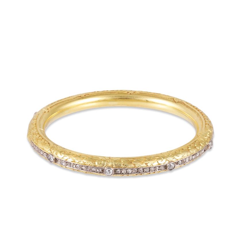 Bracciale rigido tubolare in oro 18Kt e platino con incisi motivi vegetali e diamanti