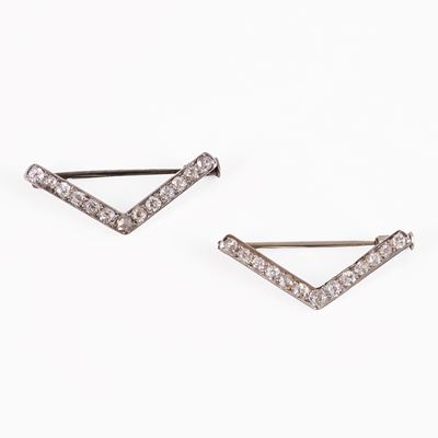Coppia di spille geometriche in platino e diamanti taglio antico europeo