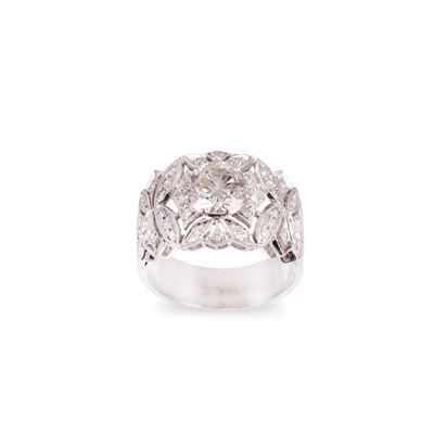 Anello in oro bianco 18Kt con brillante e diamanti ornamentali