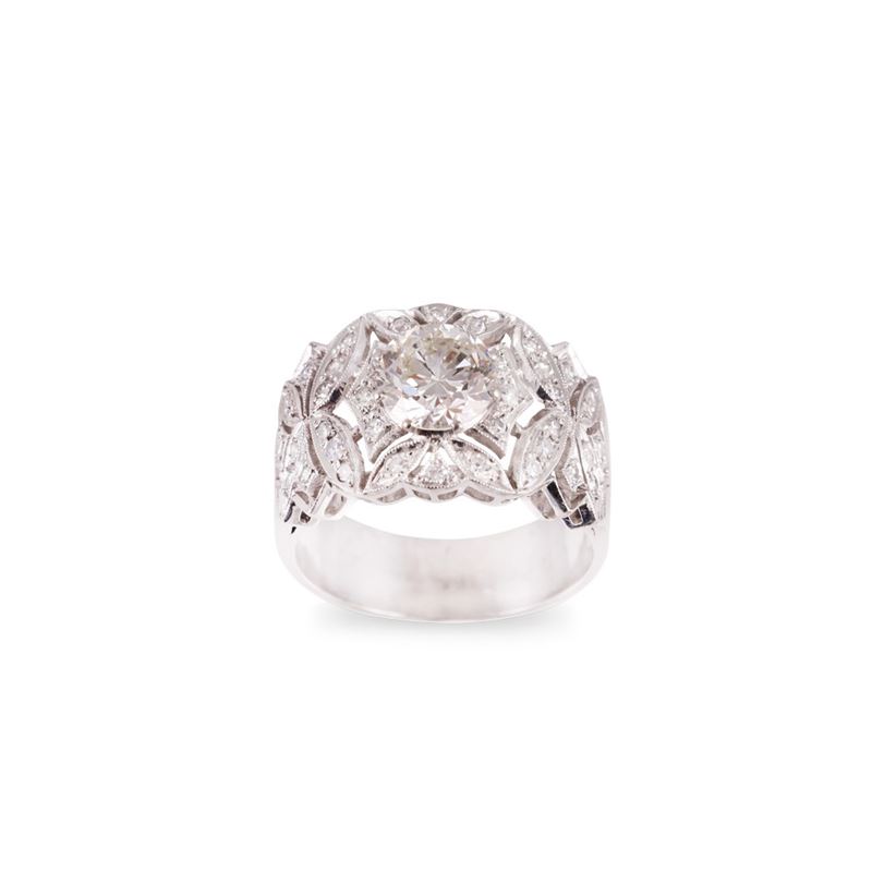 Anello in oro bianco 18Kt con brillante e diamanti ornamentali