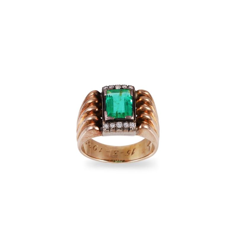 Anello in oro giallo e bianco 18Kt con smeraldo rettangolare e brillanti