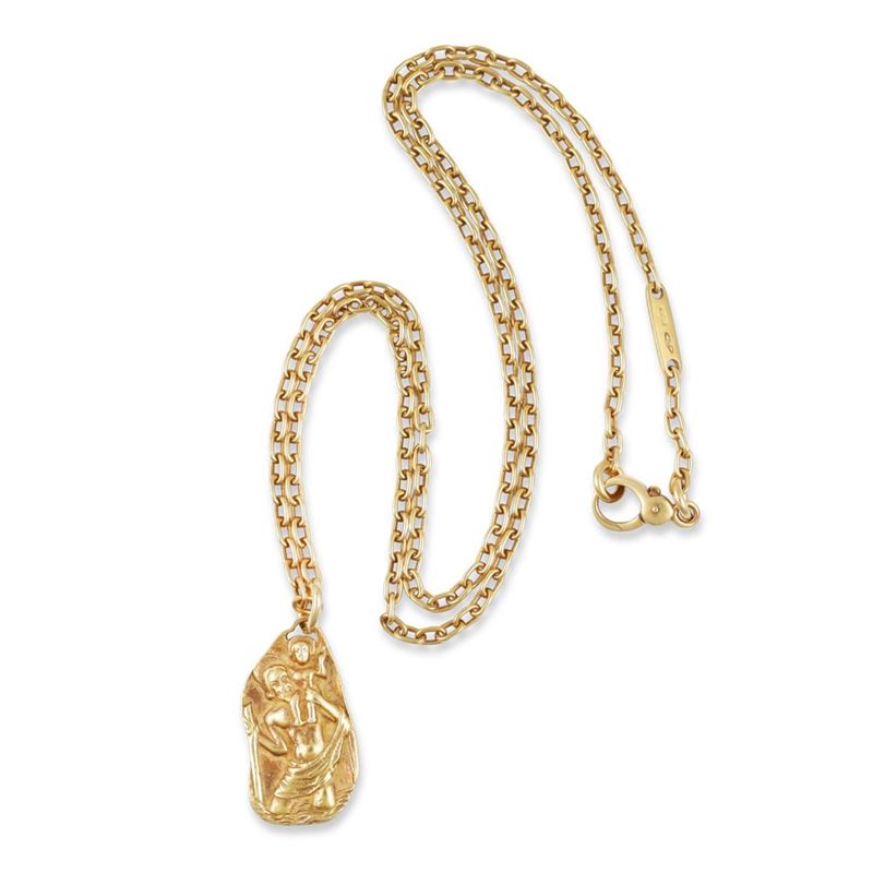 Pomellato, Collana in oro giallo 18Kt con pendente-scupltura raffigurante Gesù Bambino e San Gius...