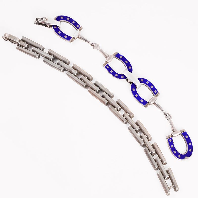 Gucci, Due bracciali in argento 925/1000 con smalto blu e design geometrico