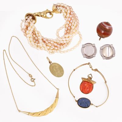 Gioielli assortiti in oro con madreperla e brillanti, comprendenti orecchini, catenina, bracciali...