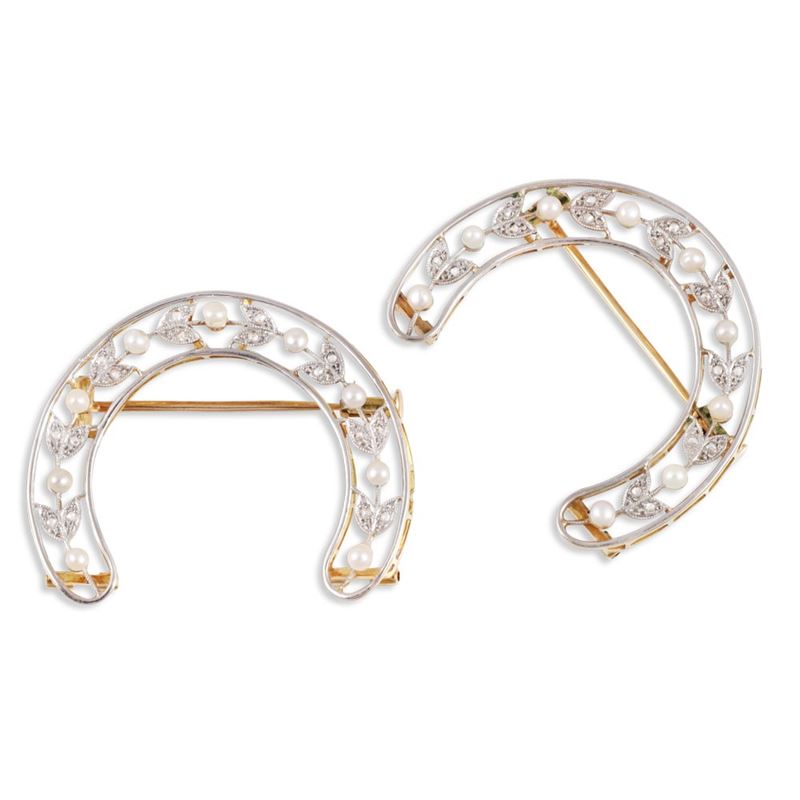 Coppia di spille in oro giallo 18Kt e platino con diamanti e perle