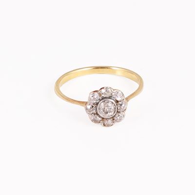 Anello in oro giallo e bianco con motivo floreale in diamanti taglio antico