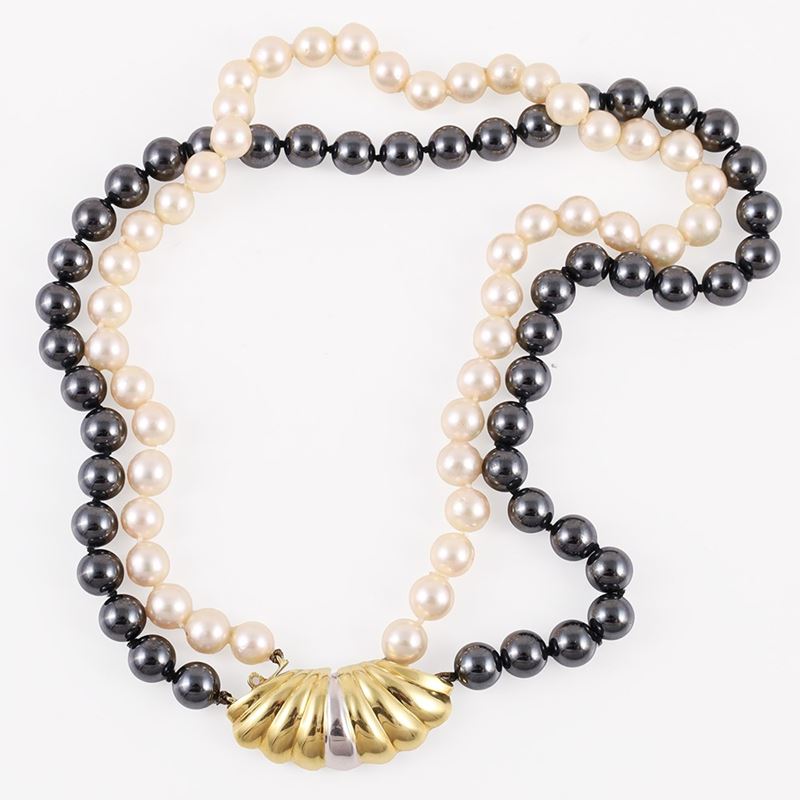 Collana a due fili in perle coltivate ed ematite con fermaglio in oro giallo e bianco