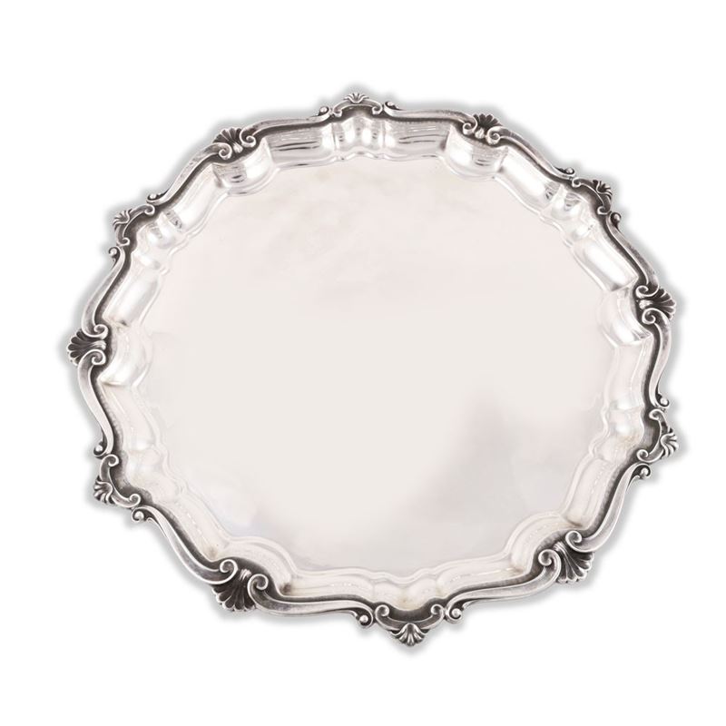 Vassoio in argento 800/1000, decorazione a conchiglie e volute