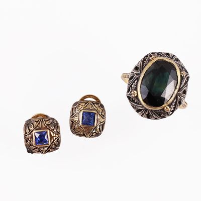 Anello in oro e argento con zaffiro ovale e orecchini in oro con pietre sintetiche blu