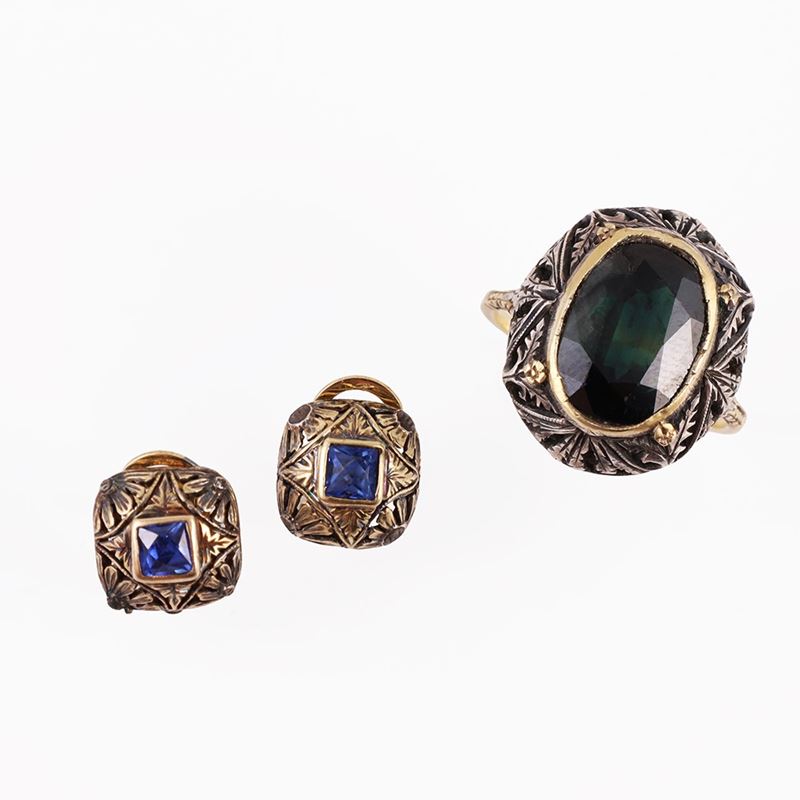 Anello in oro e argento con zaffiro ovale e orecchini in oro con pietre sintetiche blu