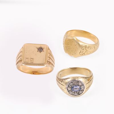 Anello in oro e argento con zaffiro e diamanti e due anelli in oro giallo