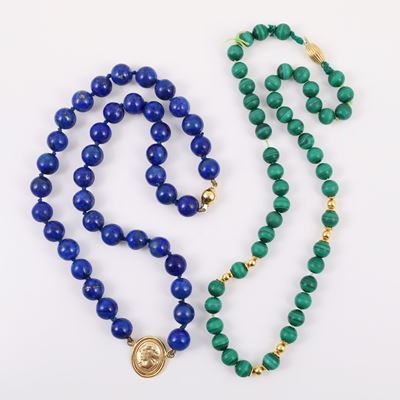 Due collane con sfere di lapislazzuli e malachite, elementi in oro giallo