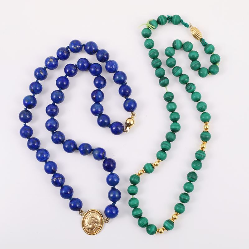 Due collane con sfere di lapislazzuli e malachite, elementi in oro giallo