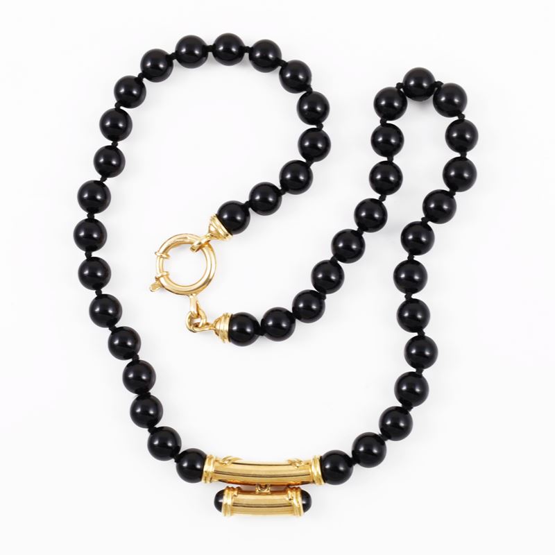 Collana in onice con ornamento centrale in oro giallo
