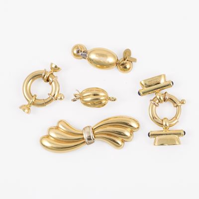 Set di cinque chiusure in oro, diverse fogge, gr. 22,9