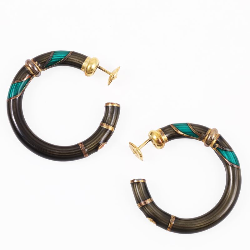 Nouvelle Bague - Orecchini in oro giallo e argento con smalti policromi