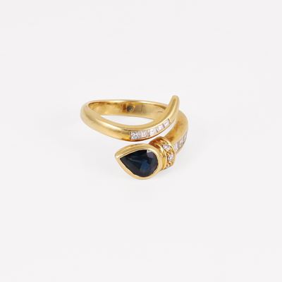 Anello in oro giallo a forma di serpente con zaffiro a goccia e diamanti