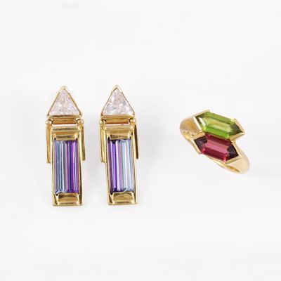 Anello in oro giallo con granato e peridoto, orecchini pendenti con pietre sintetiche