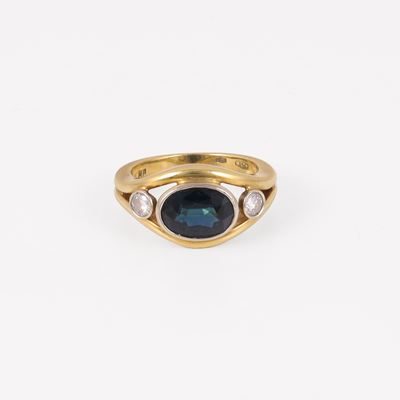 Anello in oro giallo e bianco con zaffiro ovale e brillanti