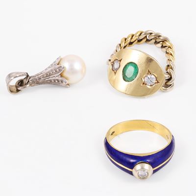 Gioielli in oro con smalto blu e brillanti, composto da due anelli e pendente con perla coltivata