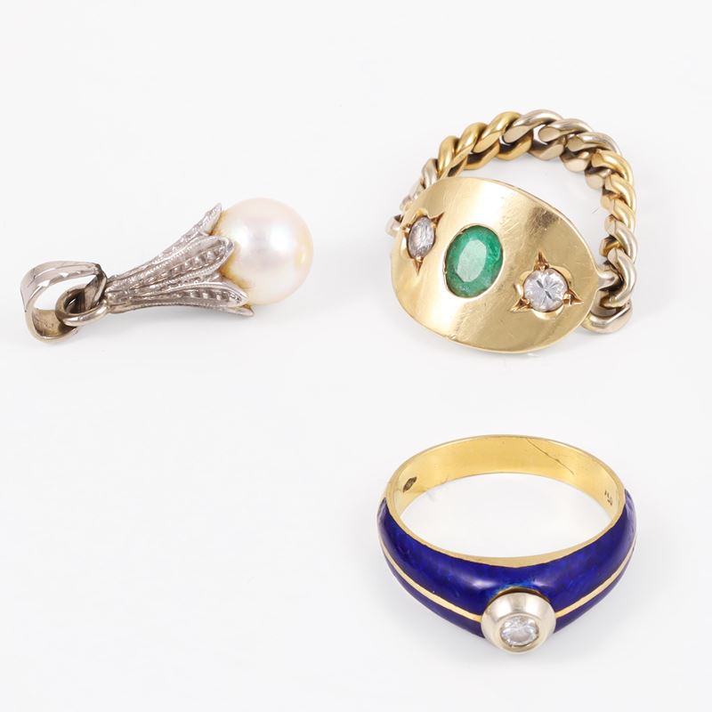 Gioielli in oro con smalto blu e brillanti, composto da due anelli e pendente con perla coltivata