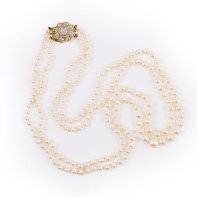 Collana di perle coltivate a due fili con chiusura floreale in oro giallo e bianco