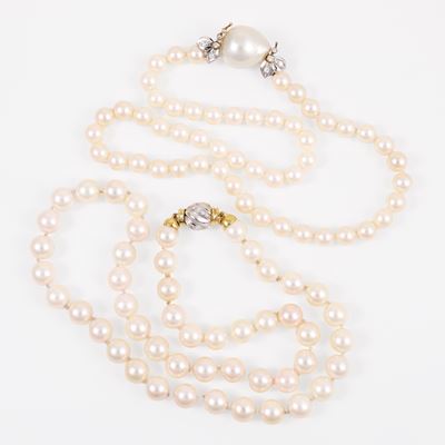 Due collane di perle coltivate con fermezze in oro e brillanti