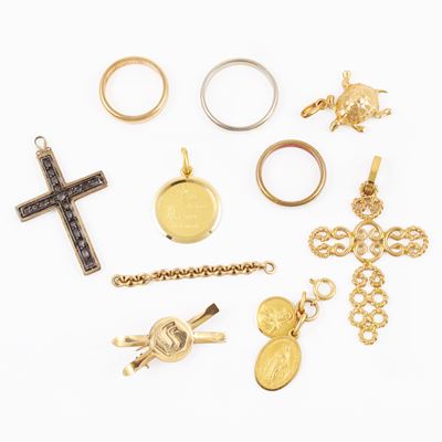 Composizione di gioielli in oro e argento, comprendente fedi, pendente, ciondolo e medaglie