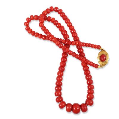 Collana in corallo sfaccettato con chiusura in oro giallo 18Kt